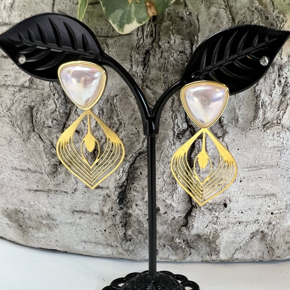 Delicate Art Deco-Inspired Dangle Earrings- Gold Elegant Stylish Earrings - Picture 8 of 16